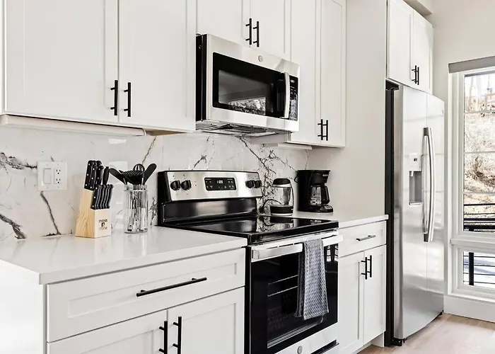 Golden Sanctuary - Luxe Apt - 1 Block From Main St